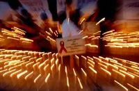 11月23日，印度非政府组织Shakti Vahini的积极分子于世界艾滋病日，在首都新德里点燃蜡烛。法新社照片。
