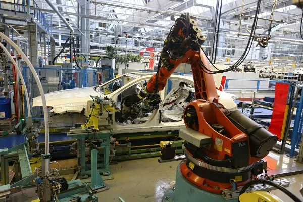 如果有一家德国公司体现了德国在数字时代的工业野心，那就是机器人制造商库卡。作为工厂自动化的全球领袖，它帮助建造美国最新F-35隐形战斗机的机身。(Thomas Niedermueller/Getty Images)