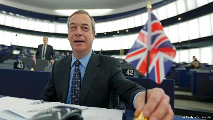 Europaparlament Debatte zu Brexit Farage mit GB Flagge