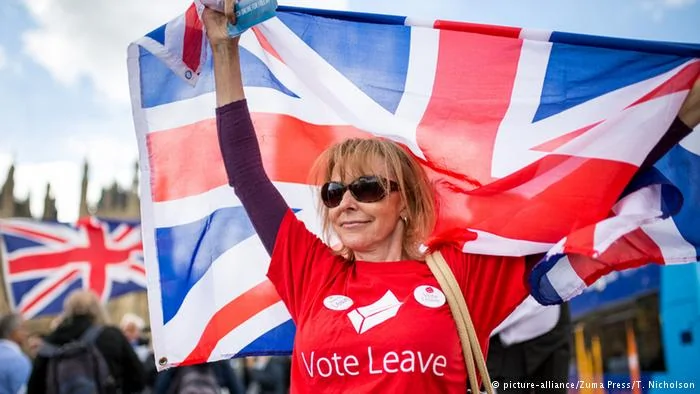 England London Brexit Frau mit Union Jack- Vote Leave