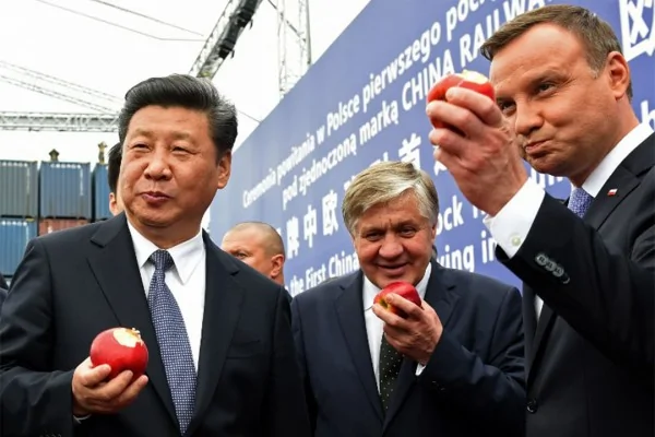 習近平與波蘭總統杜達（右）一起吃下波蘭種植的蘋果。(Janek Skarzynski/AFP AFP PHOTO/ JANEK SKARZYNSKI)