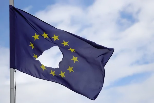 2016年6月24日，英國脫歐公投之後，英國柴郡諾世佛飄揚的歐盟旗幟被挖了一個洞。(Christopher Furlong/Getty Images)