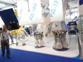 2013年莫斯科航展上展出的RD-180(中)，以及其他升级版火箭发动机模型。