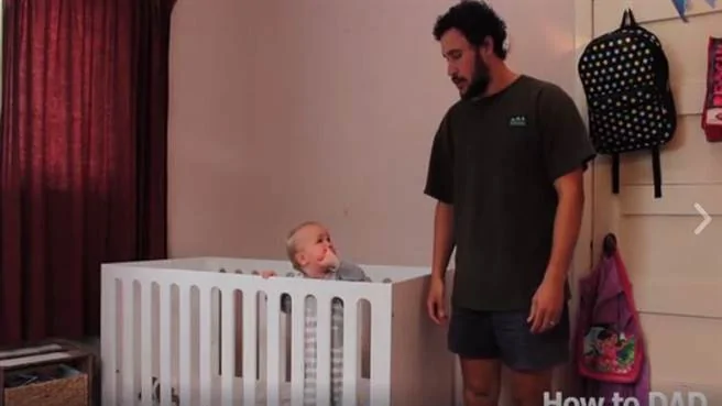 影片上該名父親教導網友如何哄嬰兒睡覺