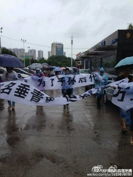 湖北仙桃市數萬名民眾抗議政府在市中心建垃圾焚燒廠，與數千警力發生激烈衝突。（網絡圖片）
