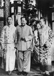 1956年，班禪喇嘛（左）、達賴喇嘛（右）與毛澤東在一起。那一年，一場失敗的起義在西藏東部爆發。
