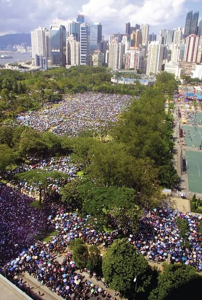 2003年7月1日，超過50萬香港人頂著烈日，涌到港島維多利亞公園，參加反對23條立法的七一大遊行。（AFP）