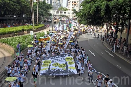 2015年7月1日，四萬八香港人頂着酷熱天氣上街參加民陣舉辦的七一大遊行，要求真普選及梁振英下台。（潘在殊/大紀元）