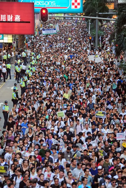 2012年七一大遊行的主題為「踢走黨官商勾結，捍衛自由爭民主」。圖為2012年7月1日，香港，參加遊行的隊伍。(RICHARD A. BROOKS/AFP PHOTO)