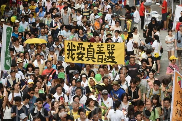 香港七一游行民众创意道具标语