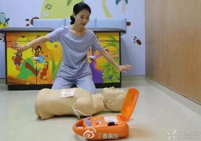 街上有人突然晕倒,我怎么救他