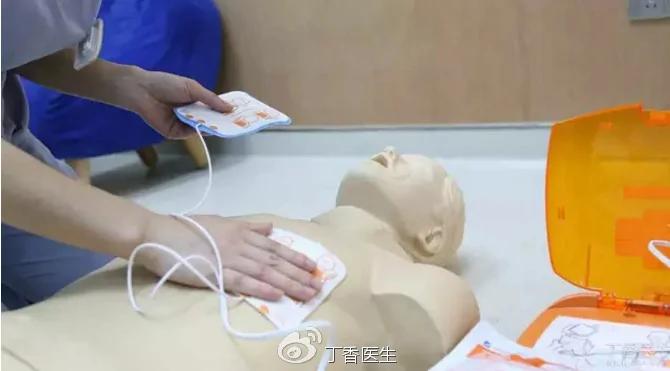 街上有人突然晕倒,我怎么救他