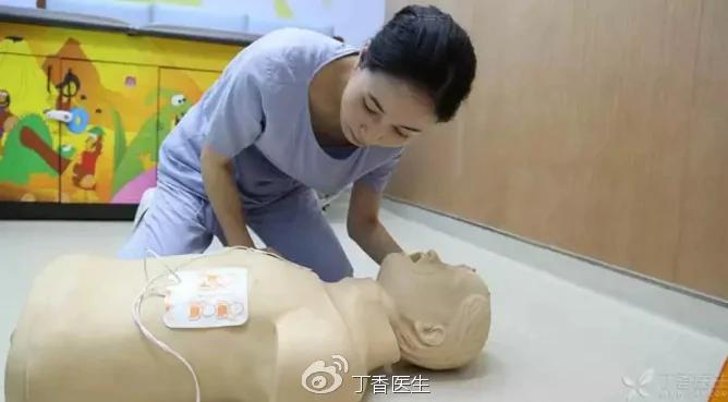 街上有人突然晕倒,我怎么救他