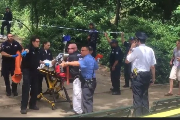 周日，紐約中央公園發生爆炸，目擊者說，一名年輕男子的左腳被炸傷，據說有可能截肢。（視頻截圖）