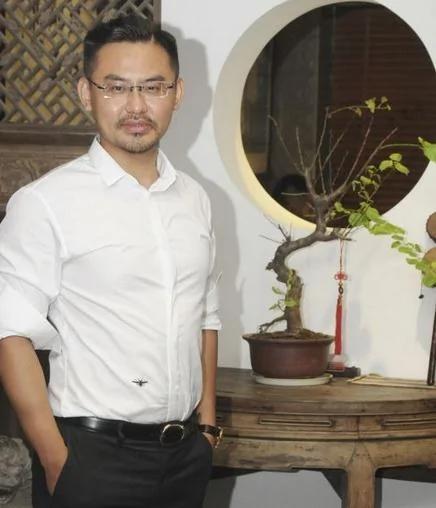 这个90后痴迷收藏，靠一枚银币就卖了1700万
