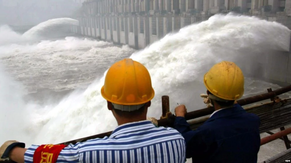 2003年6月10日工程人员湖北省宜昌市观察三峡大坝