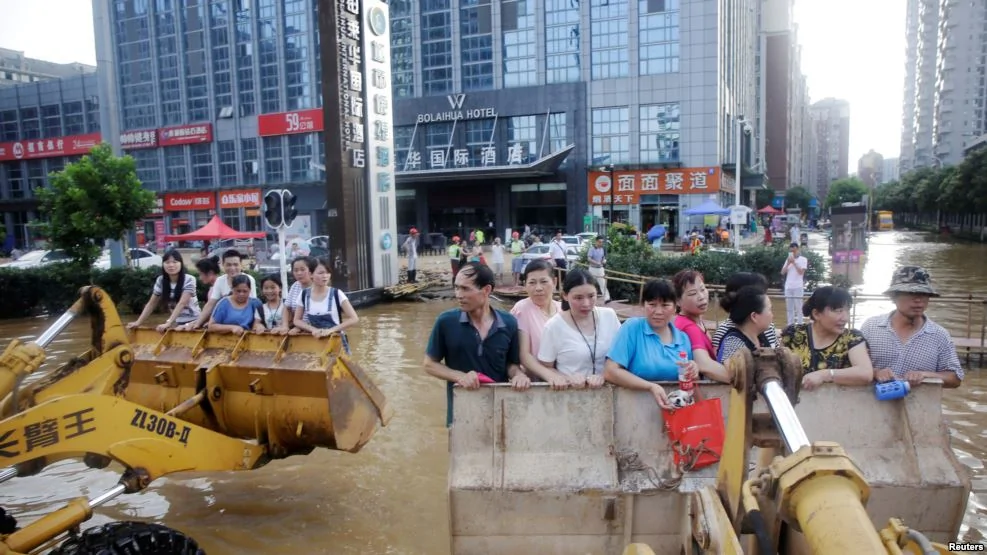 水淹武汉，人们利用挖土机前去上班（2016年7月8日）