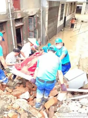 台风横扫福建，民间披露死亡人数已达到500人左右，官媒辟谣称“因灾死亡2人，失踪17人”。（网络图片）