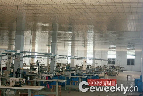 倒闭的厂房二层存有缝纫设备。中国经济周刊图