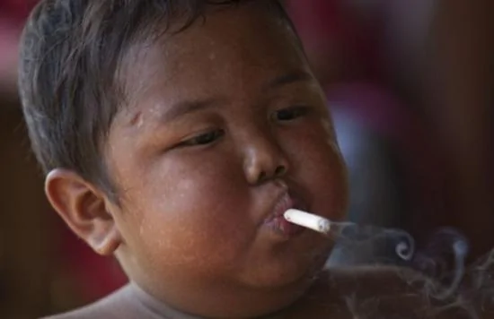 2岁男孩一天抽40根烟震惊世界，6年后他成了这样