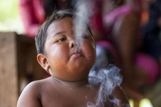 2歲男孩一天抽40根煙震驚世界，6年後他成了這樣