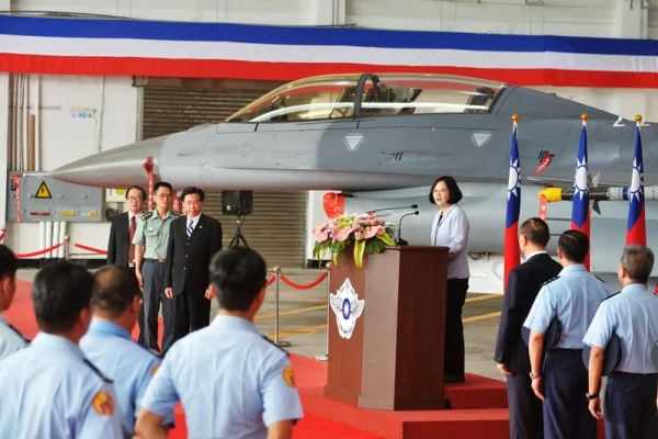 中華民國總統蔡英文（中）5月29日抵達空軍花蓮基地401聯隊與佳山洞庫視察，也是她第一次以三軍統帥的身份視導部隊。（中央社）