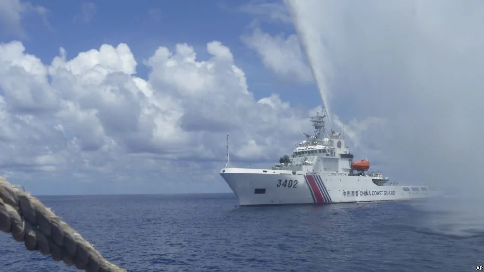 2015年9月23日，中國一艘海警船在南中國海黃岩島附近接近菲律賓的一艘漁船（資料照片）。