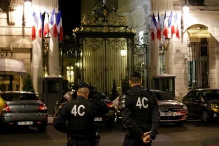 法国发生恐袭惨案，一辆达卡车冲撞碾压街上欢庆国庆的人群，长达1英里。造成至少有77人死亡，100多人受伤。(VALERY HACHE/AFP/Getty Images)