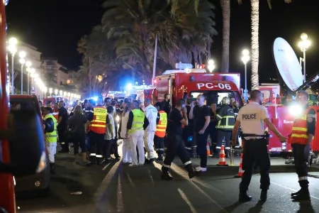法國發生恐襲慘案，一輛達卡車衝撞碾壓街上歡慶國慶的人群，長達1英里。造成至少有77人死亡，100多人受傷。(VALERY HACHE/AFP/Getty Images)