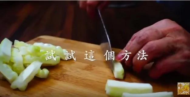 切苦瓜时,做这一个动作,吃起来就不苦了,又脆又甘甜!