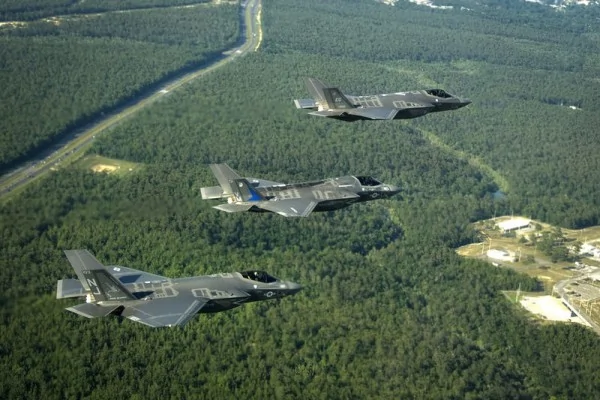 三种型号的F-35列队飞行，从上到下分别是F-35A、F-35B和F-35C。（维基百科）
