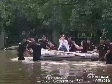 日前，江蘇南京一女官員被指「抗洪」擺拍，引發網絡熱議。近日，該官員被免職，官方稱這是正常換屆的說辭，再遭網民斥責。圖為南京女官員疑似擺拍照片。（網絡圖片）