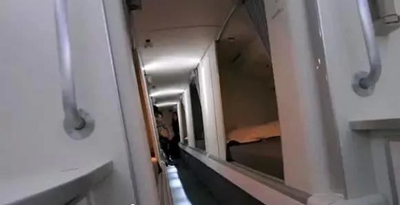 空姐在飞机上是这样睡觉的 密室曝光!