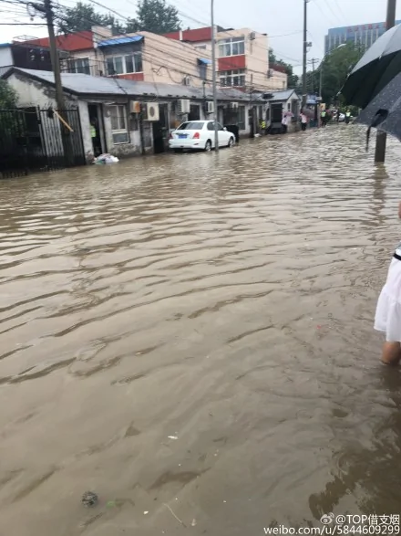 7月20日，北京遭遇極端暴雨，降雨量及時長破北京「7•21」暴雨記錄，城區積水嚴重，到處「看海」。（網絡圖片）