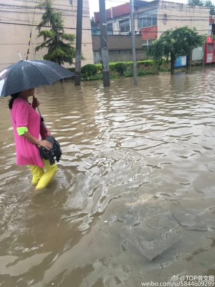 7月20日，北京遭遇極端暴雨，降雨量及時長破北京「7•21」暴雨記錄，城區積水嚴重，到處「看海」。（網絡圖片）