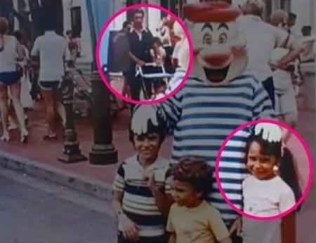 唐娜在佛羅里達州迪斯尼樂園旅遊時拍攝的照片，然而亞歷克斯的父親就在照片的背景中，還推著一輛摺疊車。（網絡圖片）