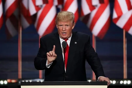 7月21日晚，美国共和党全国代表大会上，总统候选人川普发表接受提名演说。他措辞强烈，以美国恢复法治为诉求，承诺重建美国为第一。(Alex Wong/Getty Images)