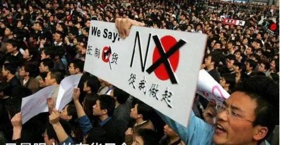 俄罗斯黑帮为何喜欢穿运动服蹲在地上嗑瓜子?