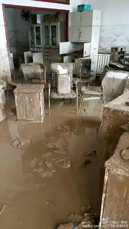 河北邯郸网民上传照片，显示水库泄洪后，民众家里损失严重。（网络图片）