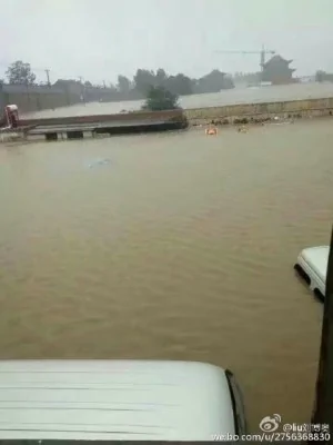 河北邯鄲水庫泄洪，大水幾乎淹沒房頂。（網絡圖片）