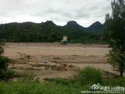 邢台網民上傳照片顯示，水庫泄洪後淹沒了村子。（網絡圖片）