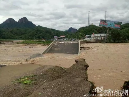 邢台網民上傳照片顯示，水庫泄洪後淹沒了村子。（網絡圖片）