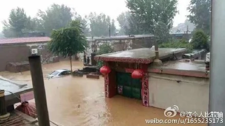 邢台網民上傳照片，顯示水庫泄洪後，村子被水淹沒。（網絡圖片）