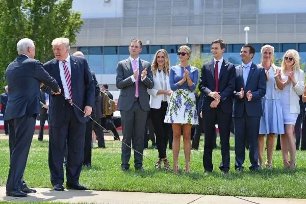 20日，川普搭直升機返回克利夫蘭，川普的子女及媳婦、女婿，和副總統候選人彭斯列隊鼓掌歡迎。(Jeff J Mitchell/Getty Images)
