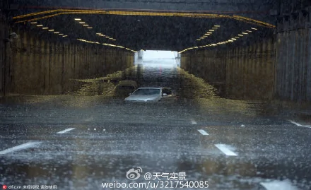 中共北京市长王安顺日前放豪言水灾“确保不死人、不泡车”，但北京城区“泡车”景象处处可见漂。图为北京紫竹桥下积水严重，积水几乎淹没车顶。（网络图片）