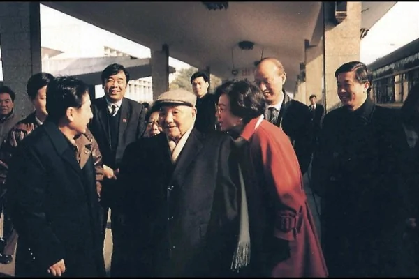 7月19日，《中外管理》杂志刊登1992年邓小平（中）南巡时透露出对时任中共总书记江泽民的不满。（ACT/AFP）