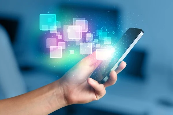 荷兰AVG科技公司日前发表安卓手机的app耗电量评比报告，在手机启动时会自动开启的app中，脸书名列最耗电排行榜第一名。（Fotolia）