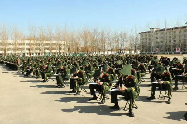 2016年2月19日，武警北京总队的武警官兵在进行理论测试。*