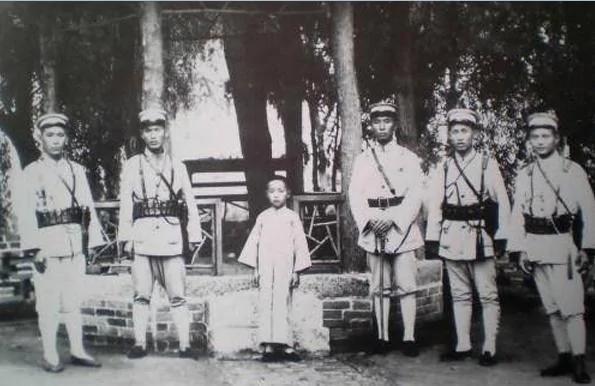 【微揭秘】老照片 最后一代孔子衍圣公至死不回大陆