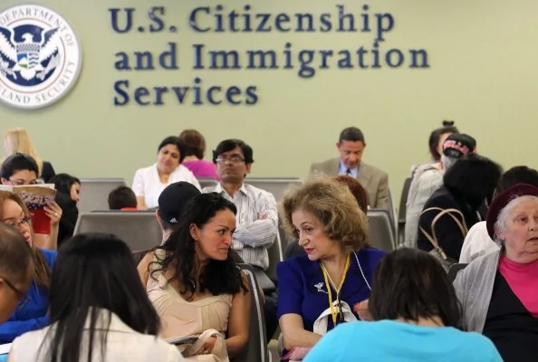 美國USCIS公告I-601A擴大臨時豁免規則，將於8月29日生效，估計數百萬非法移民受益。(John Moore/Getty Images)